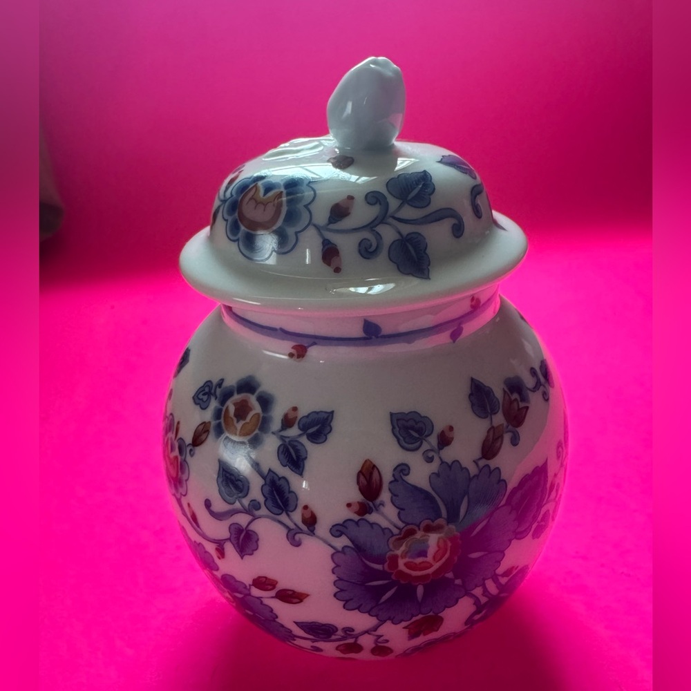 ESTEE LAUDER PORCELAIN 1979 GINGER JAR